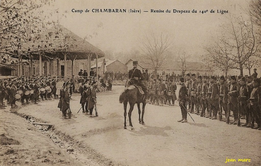 Camp de Chambaran - Remise du Drapeau du 140e de ligne.jpg