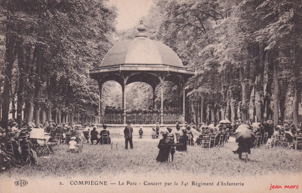 Compiègne - Le Parc - Concert par le 54e Régiment d'Infanterie.jpg