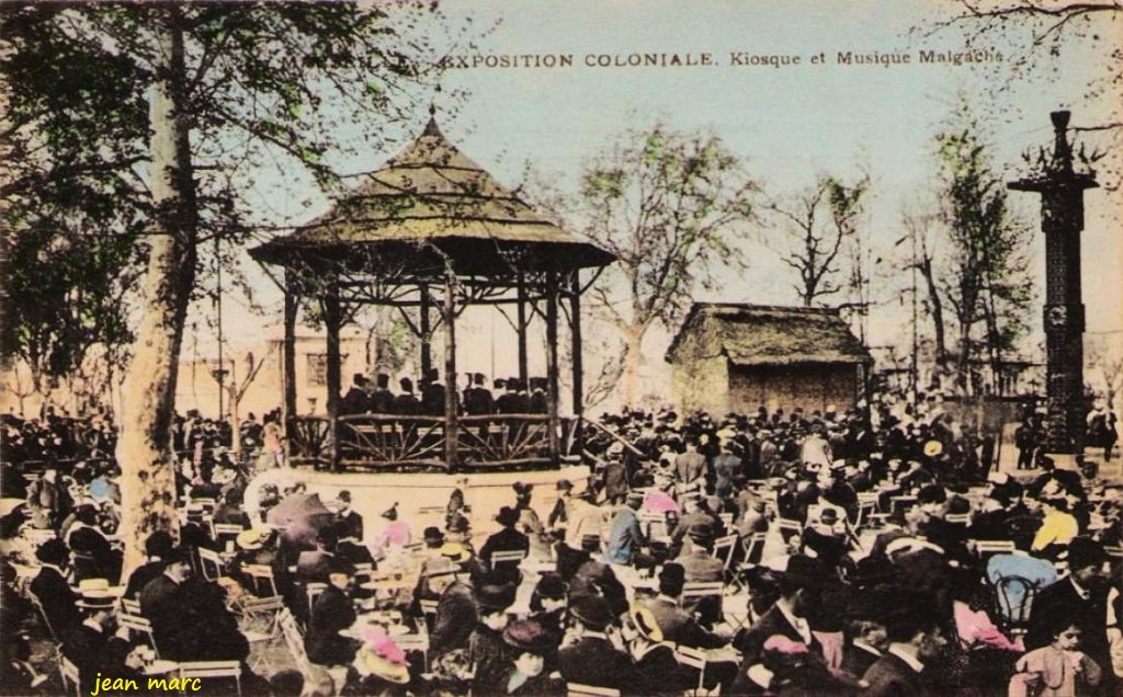 Marseille - Exposition coloniale - Kiosque et musique malgache (Ateliers de Phototypie Guende, Marseille).jpg
