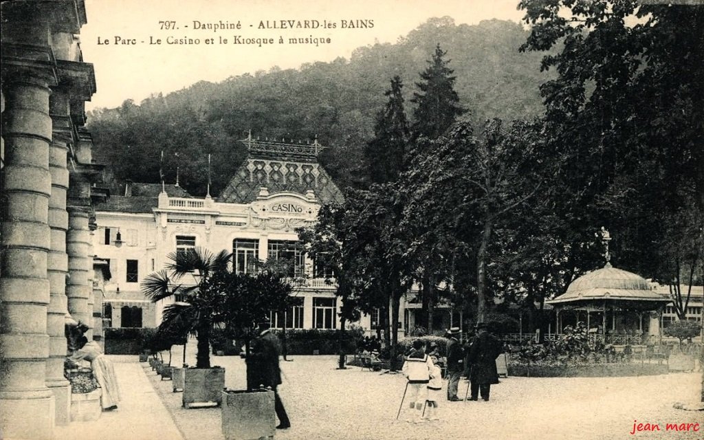 Allevard-les-Bains - Le Parc - Le Casino et le Kiosque à musique.jpg