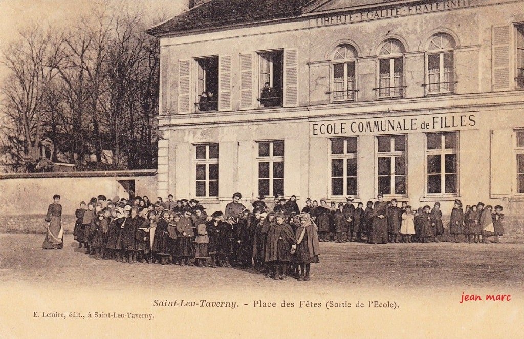 Saint-Leu-Taverny - Place des Fêtes (Sortie de l'Ecole).jpg