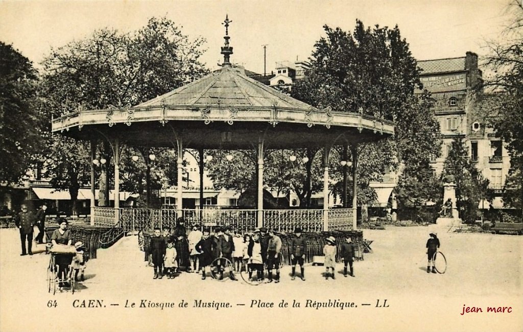 Caen - Le Kiosque de musique - Place la République.jpg