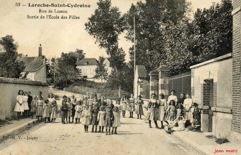 Laroche-Saint-Cydroine - Sortie de l'Ecole des Filles.jpg