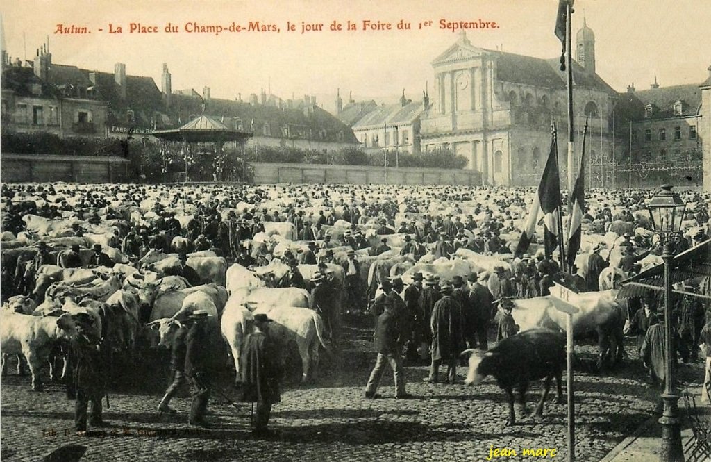Autun - La Place du Champ-de-Mars, le jour de la foire du 1er septembre.jpg