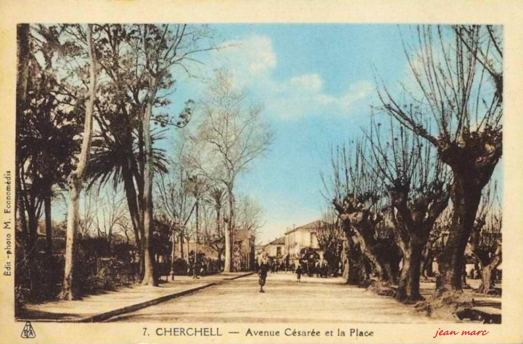 Cherchell - Avenue Césarée et la Place.jpg