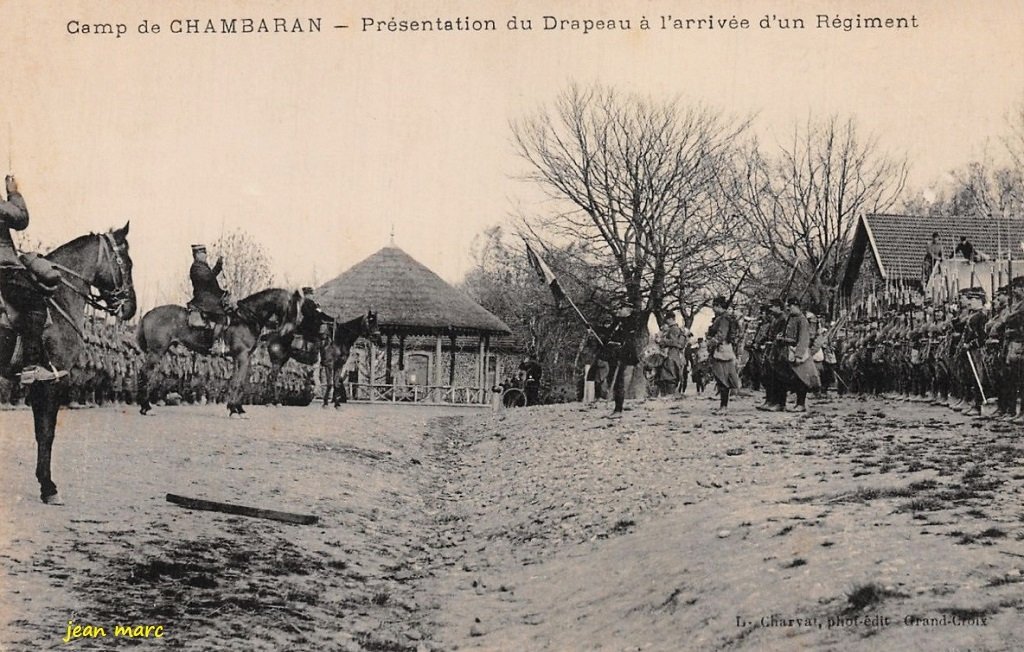Camp de Chambaran - Présentation du Drapeau à l'arrivée d'un régiment.jpg
