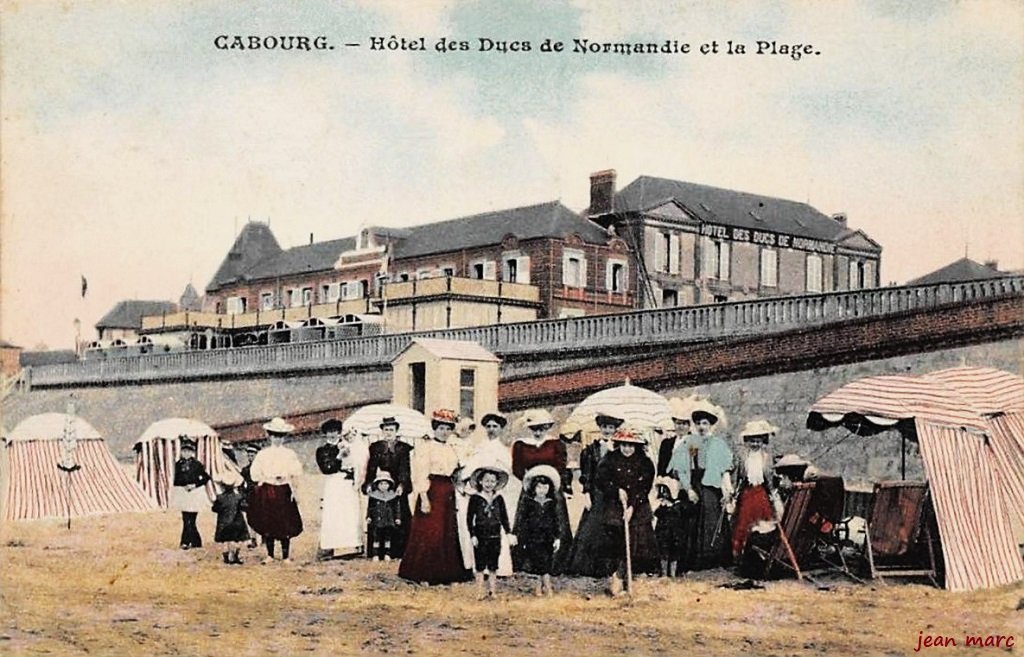 Cabourg - Hôtel des Ducs de Normandie et la Plage.jpg