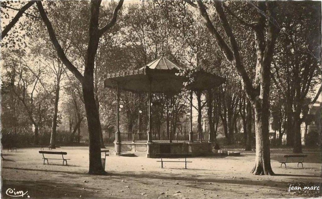 Charleville - Kiosque du Square de la Gare (Au Gaspillage, Charleville - CIM).jpg