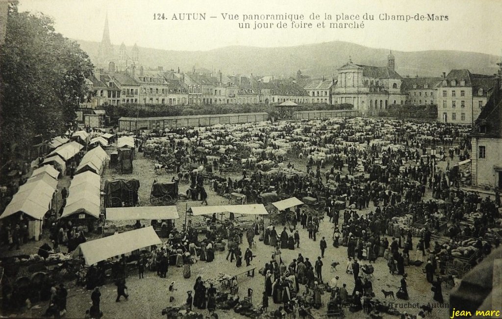Autun - Vue panoramique de la Place du Champ-de-Mars un jour de foire et marché.jpg