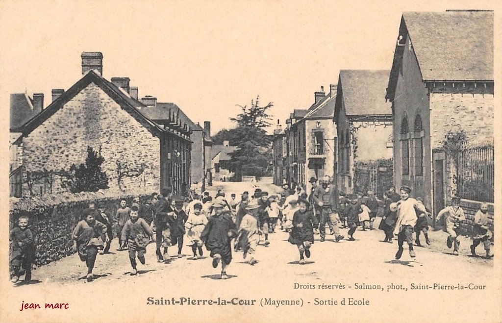 Saint-Pierre-la-Cour - Sortie d'Ecole.jpg