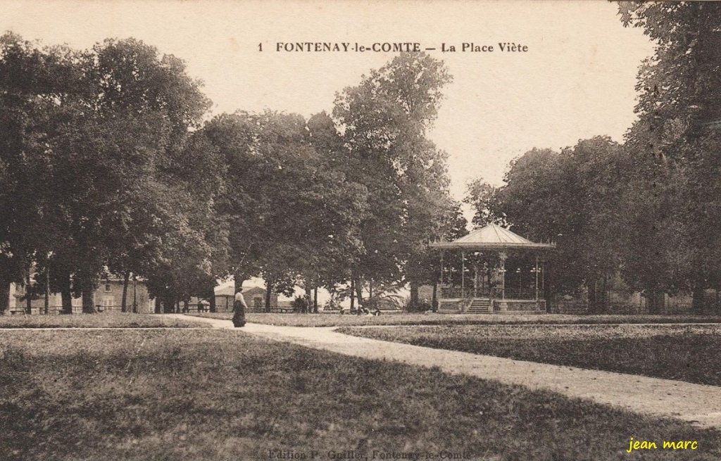 Fontenay-le-Comte - La Place Viète.jpg
