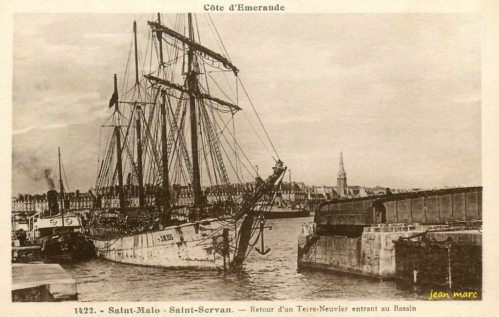 Saint-Malo - Retour d'un terreneuvier entrant au bassin.jpg