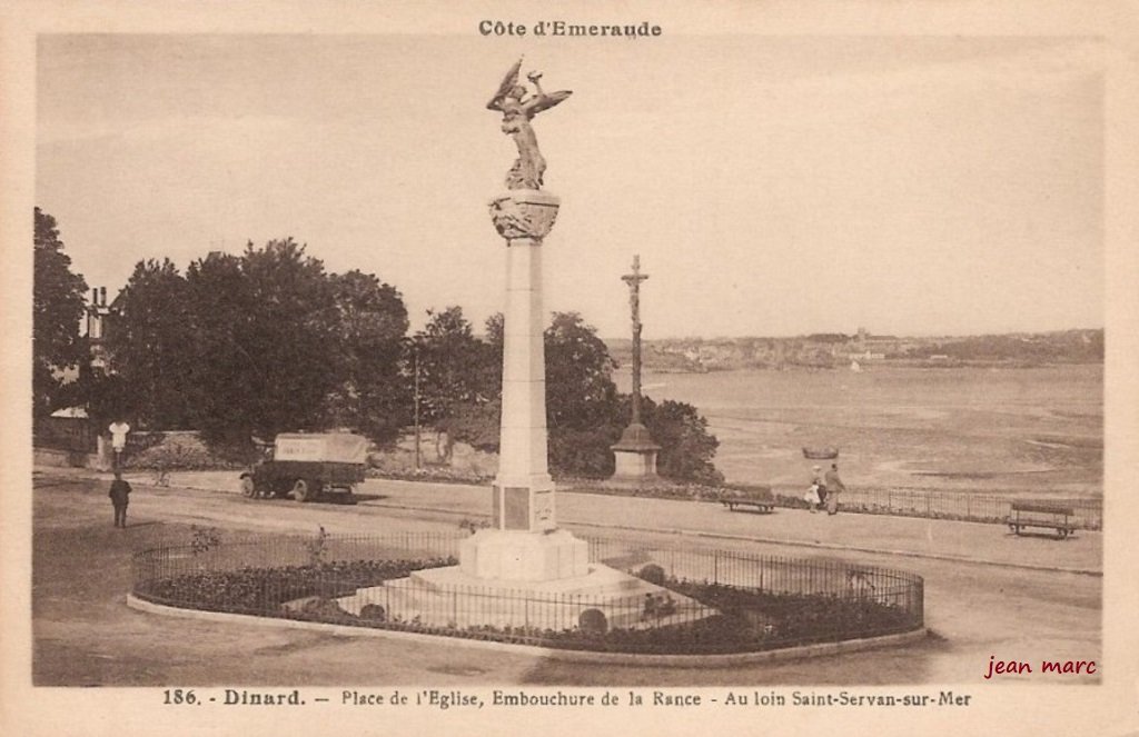 Dinard - Place de l'Eglise - Embouchure de la Rance - Au loin Saint-Servan-sur-Mer.jpg