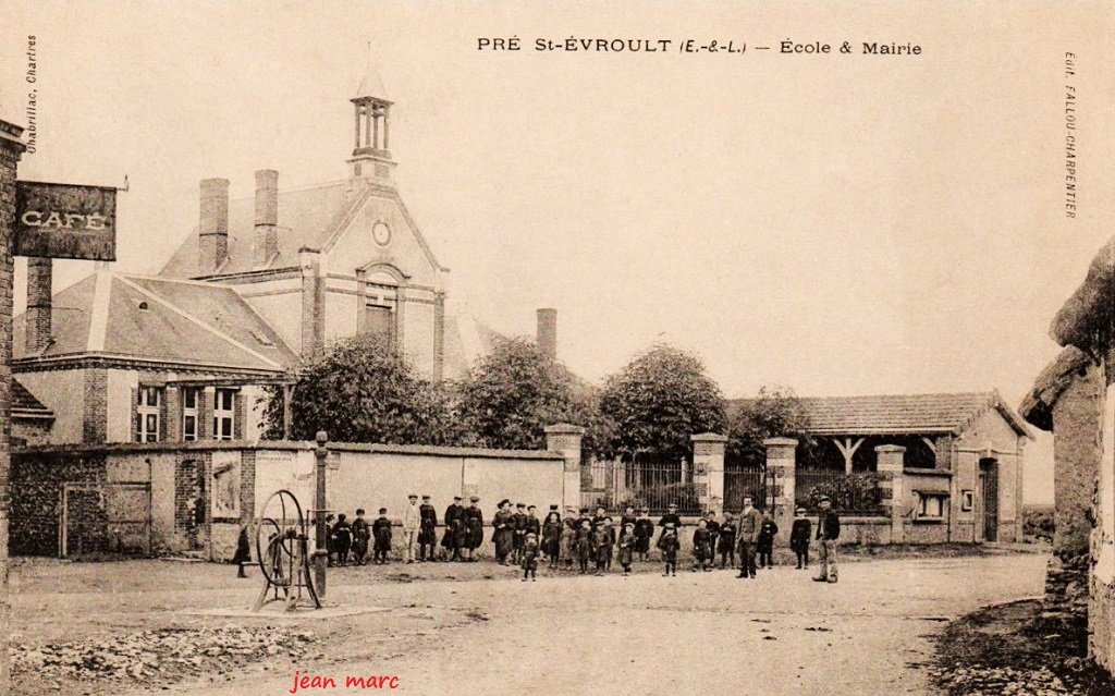 Pré-Saint-Evroult - Ecole et Mairie.jpg