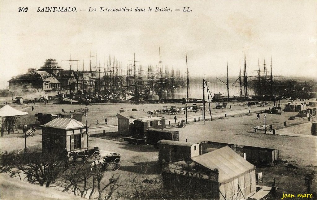 Saint-Malo - Les Terreneuviers dans le Bassin.jpg