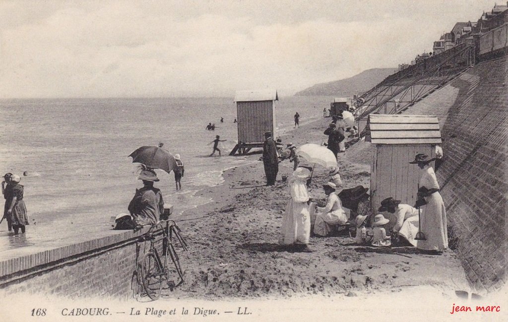 Cabourg - La Plage et la Digue.jpg