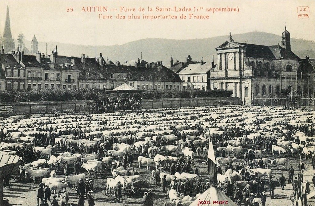 Autun - Foire de la Saint-Ladre (1er septembre), l'une des plus importantes de France.jpg