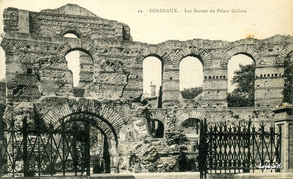 33-Bordeaux-Ruines du Palais Gallien.jpg