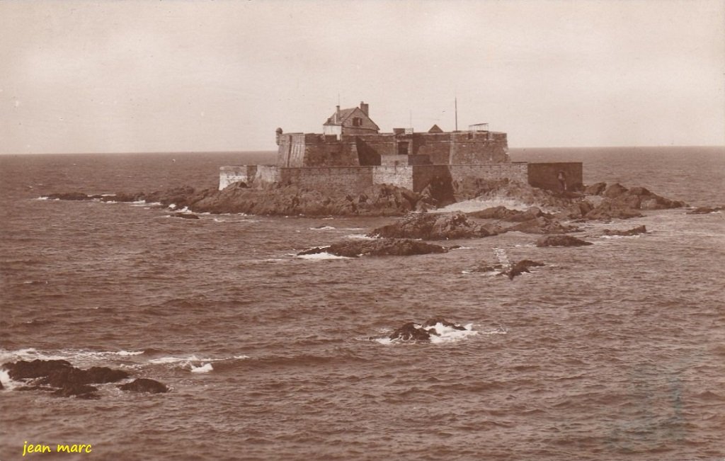 Saint-Malo - Le Fort National à marée haute (71 CAP).jpg