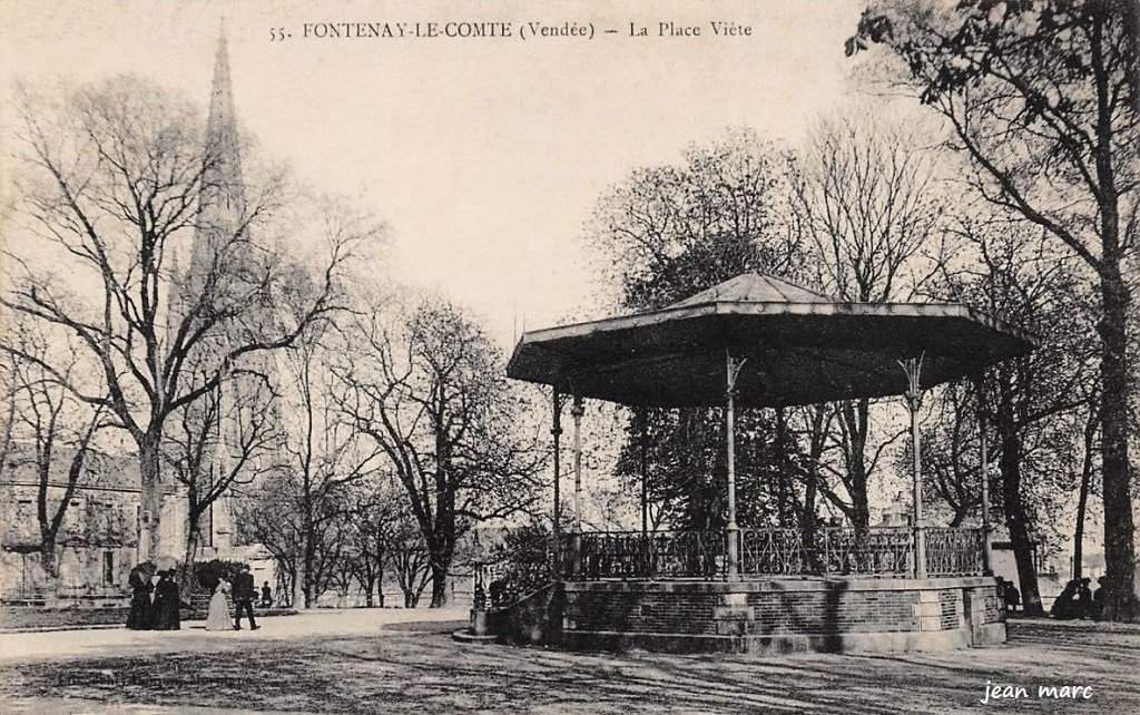 Fontenay-le-Comte - La Place Viète.jpg