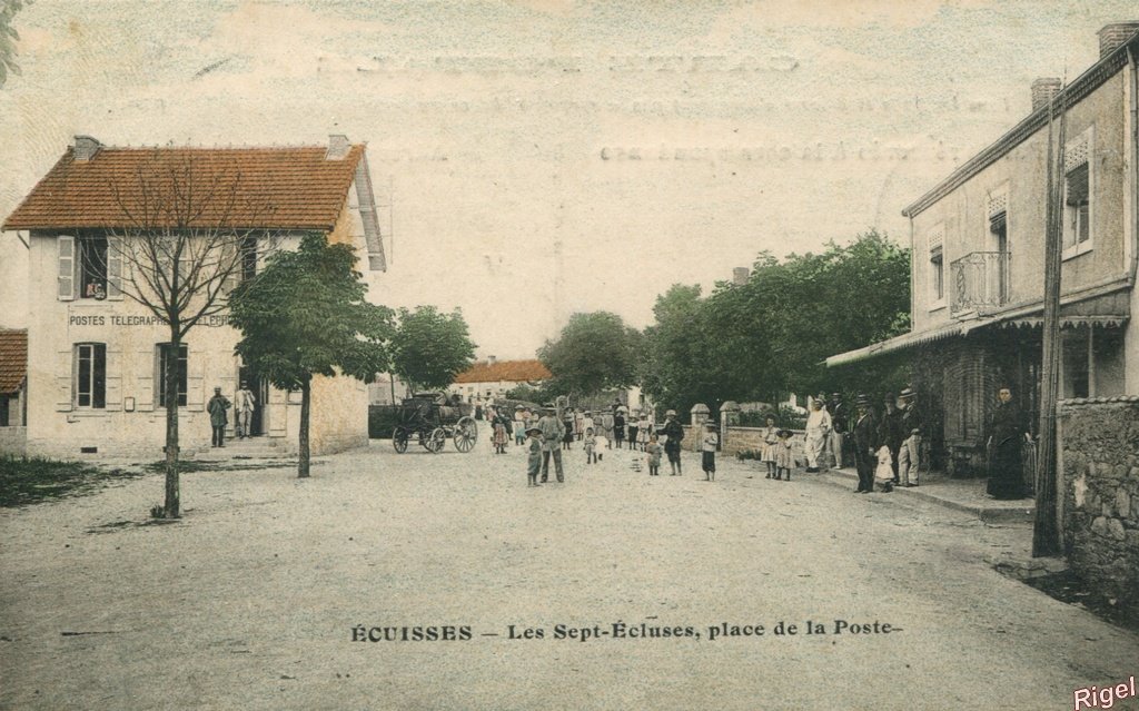 71-Ecuisses - Les Sept-Ecluses Place de la Poste.jpg