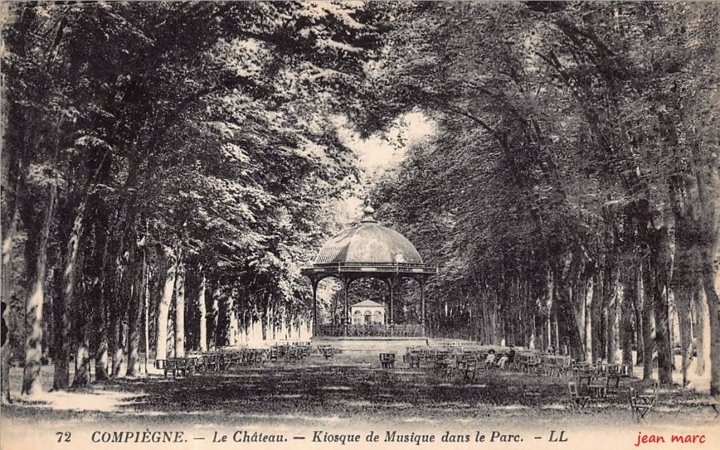 Compiègne - Le Château - Kiosque de musique dans le Parc.jpg