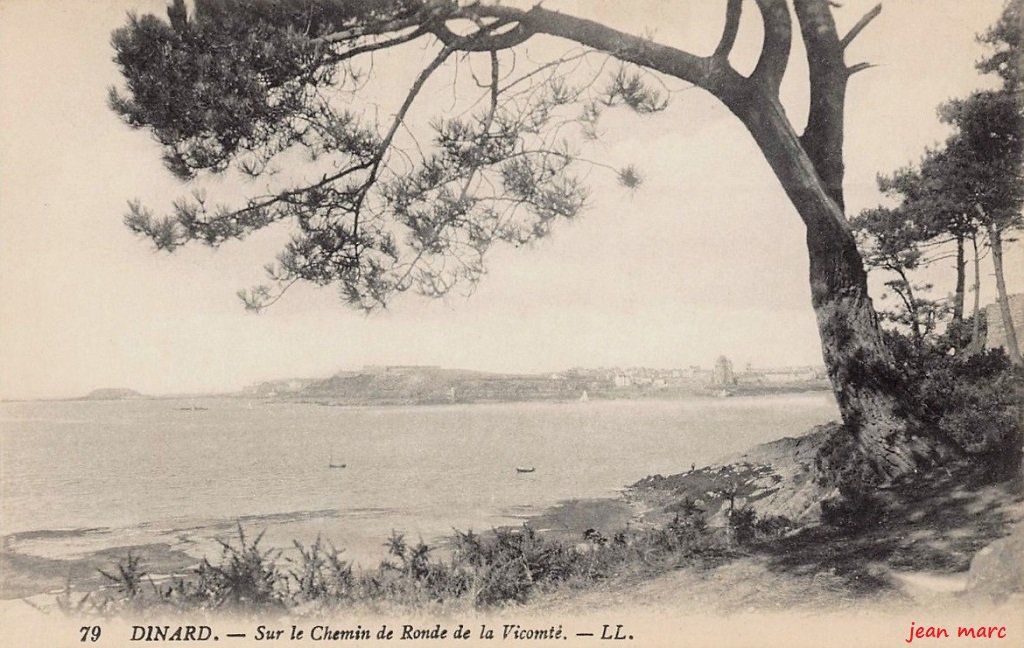 Dinard - Sur le Chemin de Ronde de la Vicomté.jpg