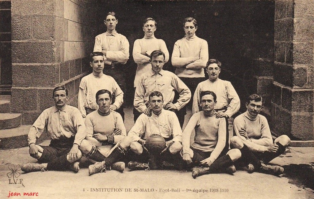 Saint-Malo - Institution de Saint-Malo - Foot-Ball - 1ère équipe 1909-1910 (LVR Pensée).jpg