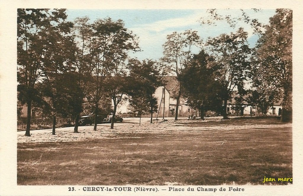 Cercy-la-Tour - Place du Champ de Foire.jpg
