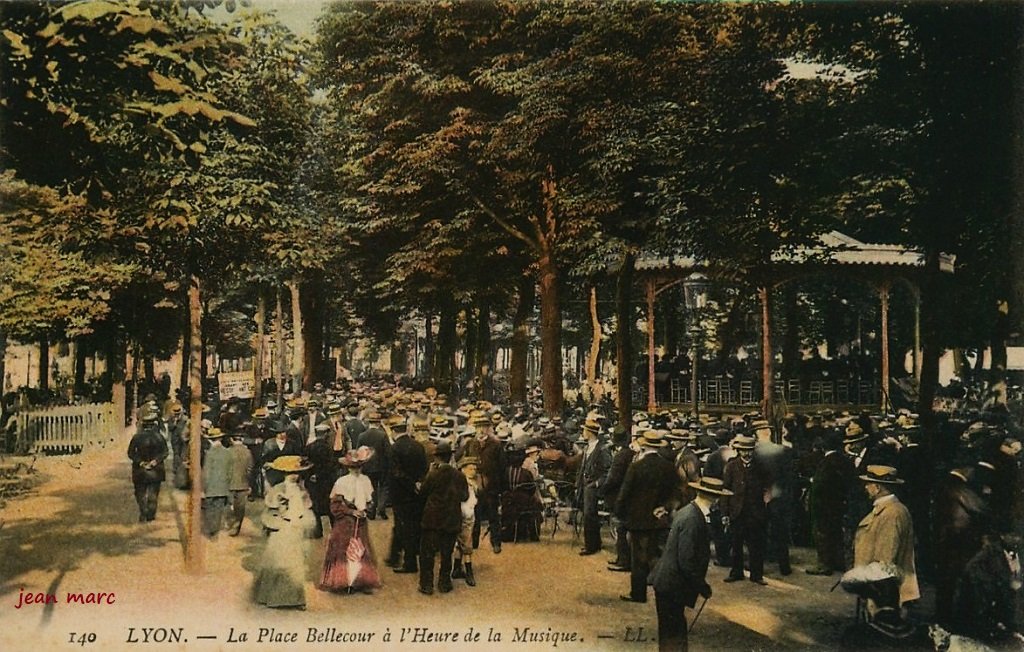 Lyon - La Place Bellecour à l'heure de la musique.jpg