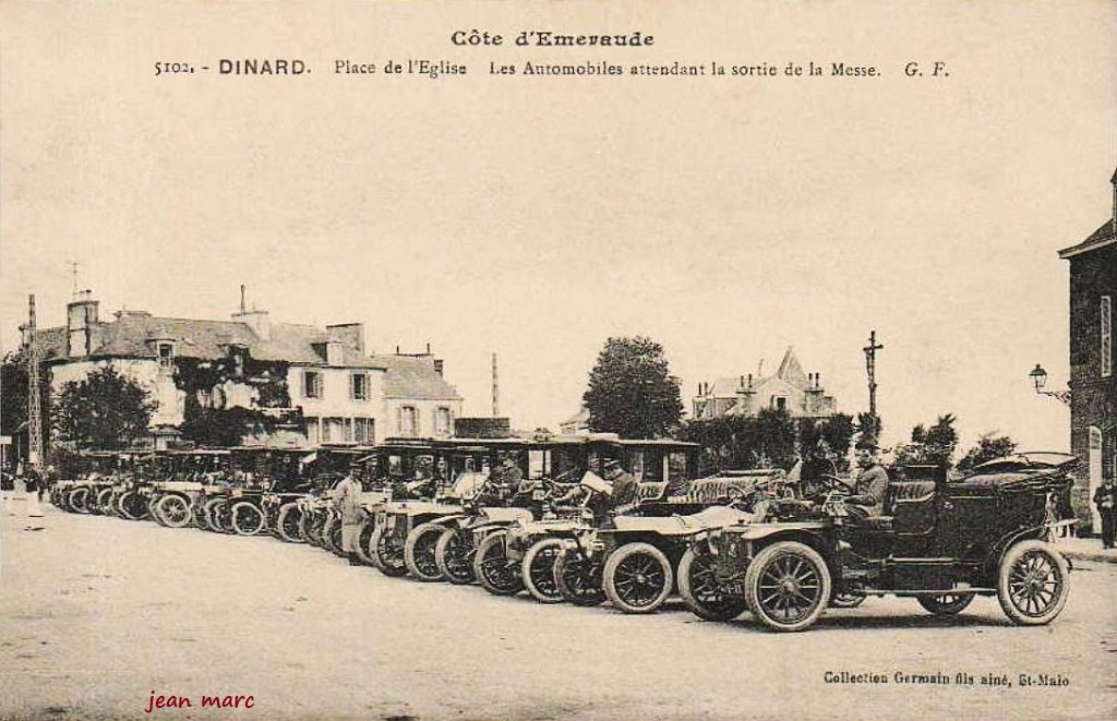 Dinard - Place de l'Eglise - Les Automobiles attendant la sortie de la Messe.jpg