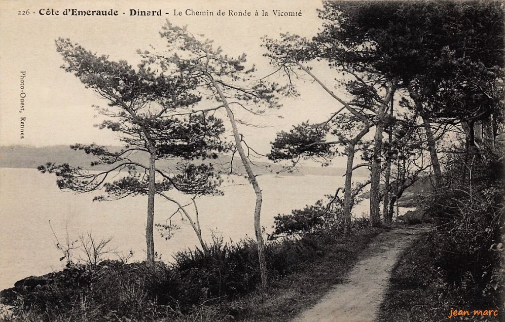 La Vicomté - Le Chemin de Ronde.jpg