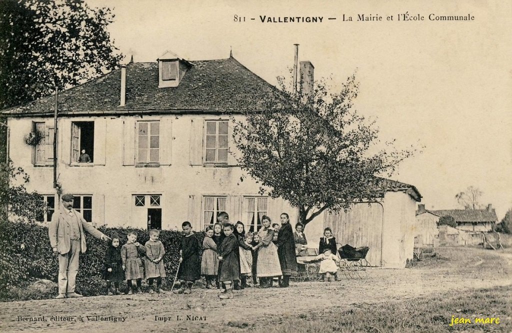 Vallentigny - La Mairie et l'École communale.jpg