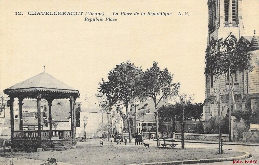 Châtellerault - La Place de la République.jpg