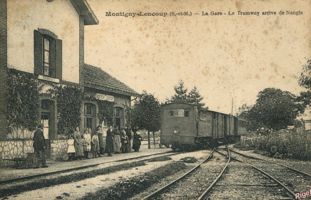 77-Montigny-Lencoup - La Gare - Le Tramway arrive de Nangis.jpg