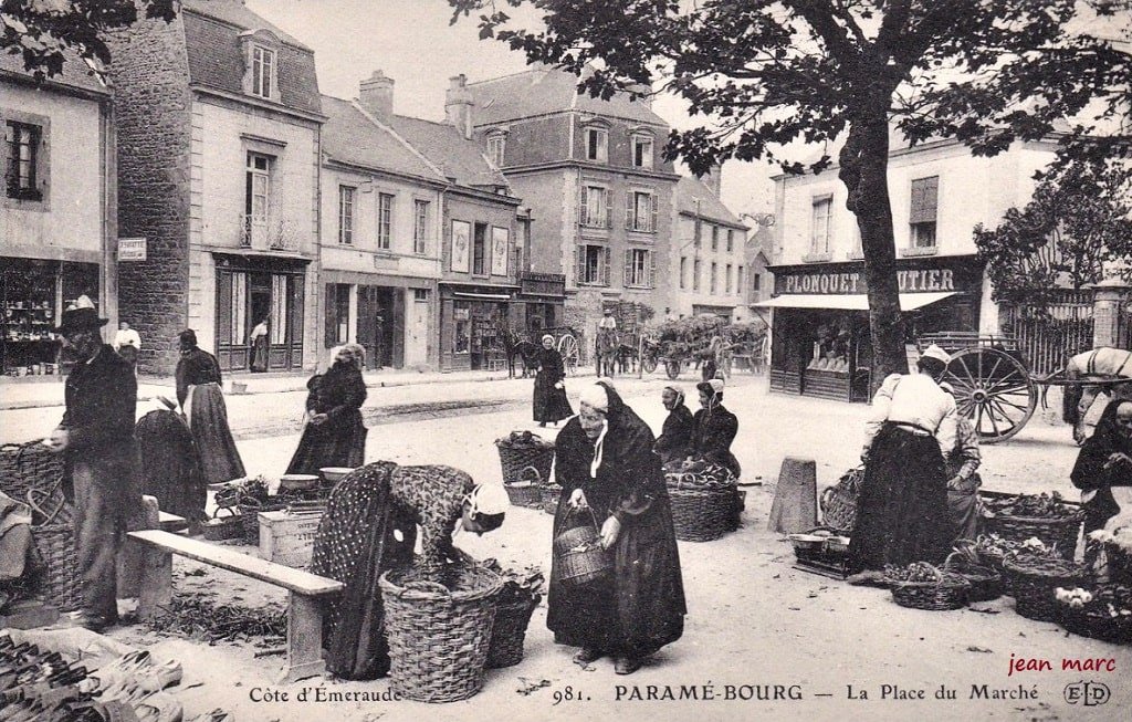 Paramé - La Place du Marché (place de la Mairie).jpg