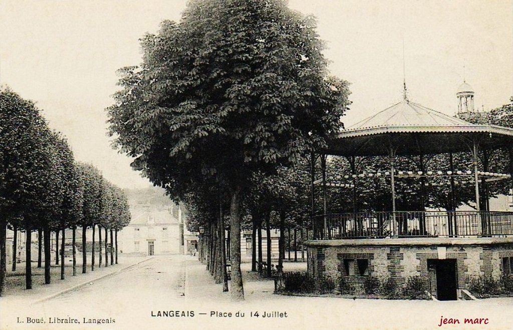 Langeais - Place du 14 juillet.jpg