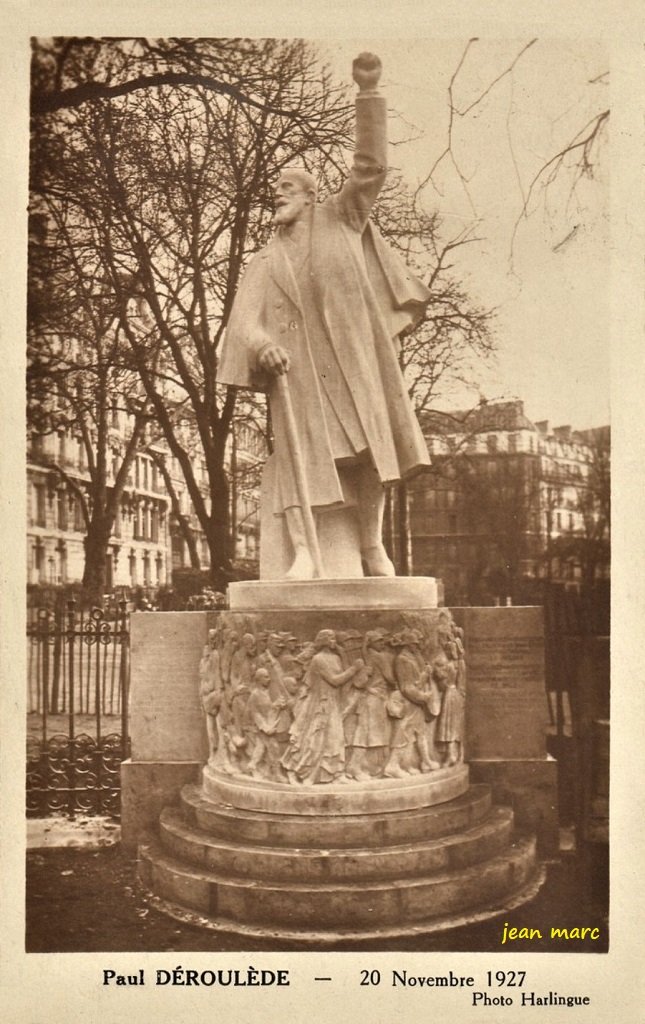 Paris - Statue Paul Déroulède inaugurée le 20 novembre 1927 Square Laborde.jpg
