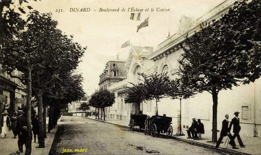Dinard - Boulevard de l'Ecluse et le Casino.jpg