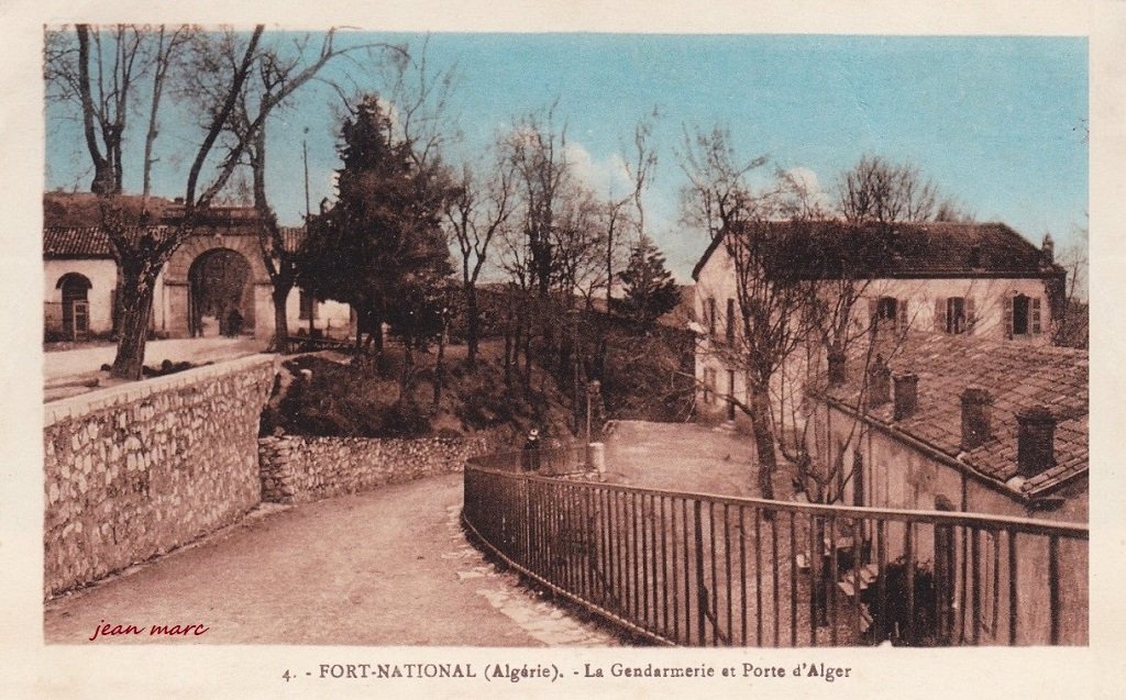 Fort-National - La Gendarmerie et Porte d'Alger (Phototypie Etablisst Photo Albert, Alger).jpg