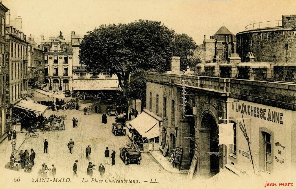 Saint-Malo - La Place Chateaubriand 56 (A la Duchesse Anne, maison Lefeuvre).jpg