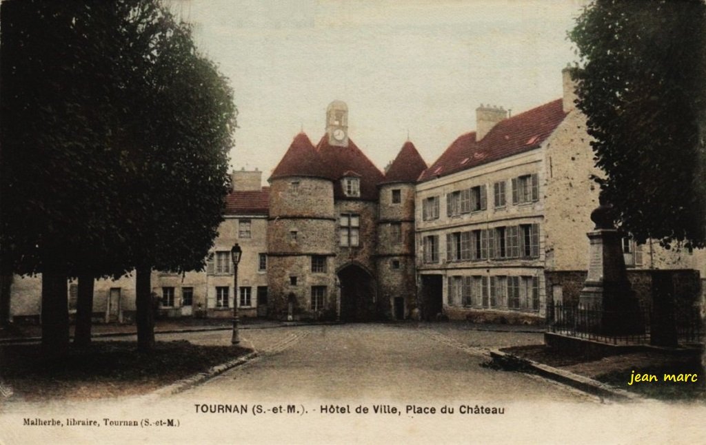 Tournan - Hôtel de Ville, Place du Château.jpg