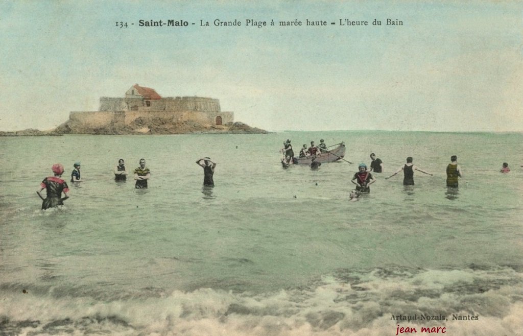 Saint-Malo - La Grande Plage à marée haute - L'Heure du bain.jpg