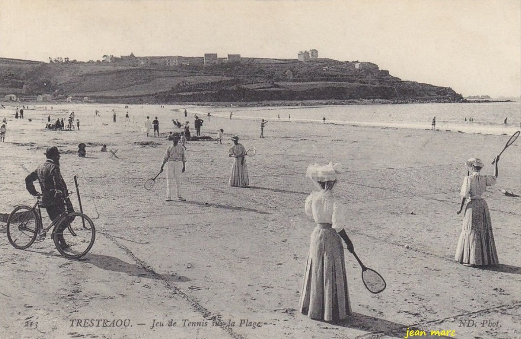 Perros-Guirec - Trestraou - Jeu de Tennis sur la plage.jpg