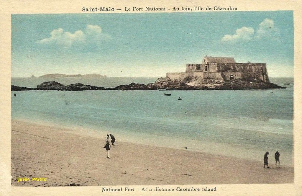 Saint-Malo - Le Fort National - Au loin, l'île de Cézembre.jpg