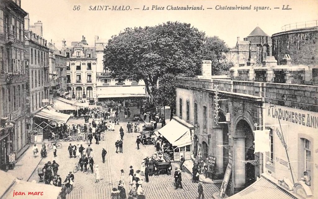 Saint-Malo - La Place Chateaubriand.jpg