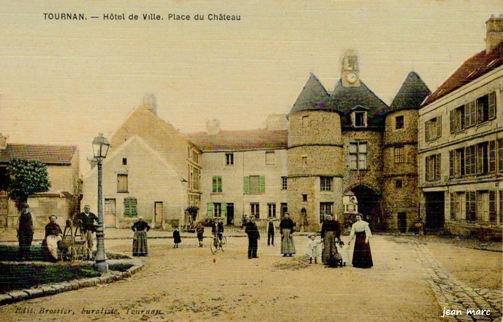 Tournan - Hôtel de Ville - Place du Château.jpg