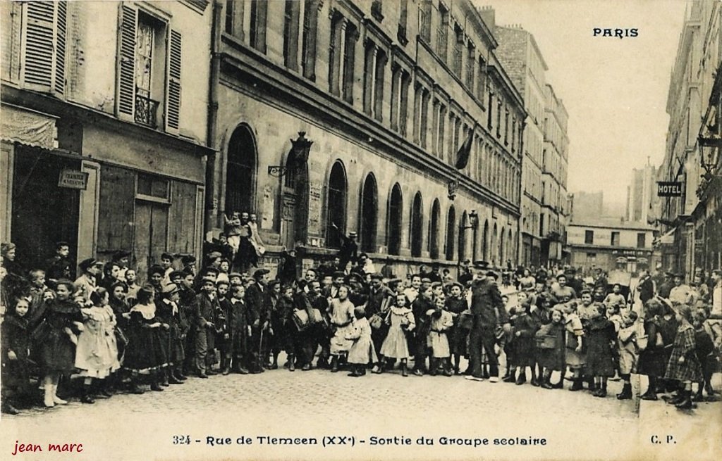 Paris XXe - Rue de Tlemcen - Sortie du Groupe Scolaire.jpg