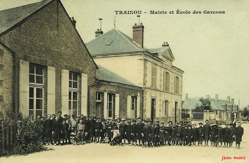 Traînou - Mairie et Ecole des Garçons.jpg