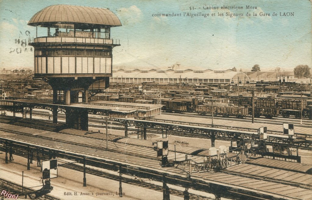 02-Laon - Cabine Signaux Gare - Color - 53 Edit H Auzoux, journaux.jpg